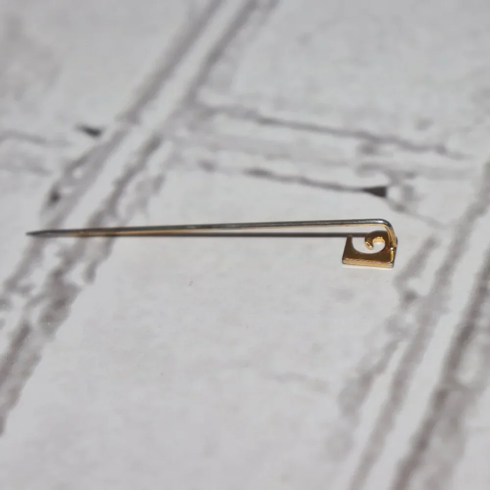 ✨🔗🌟 VINTAGE GOLD STICK PIN · 2.25